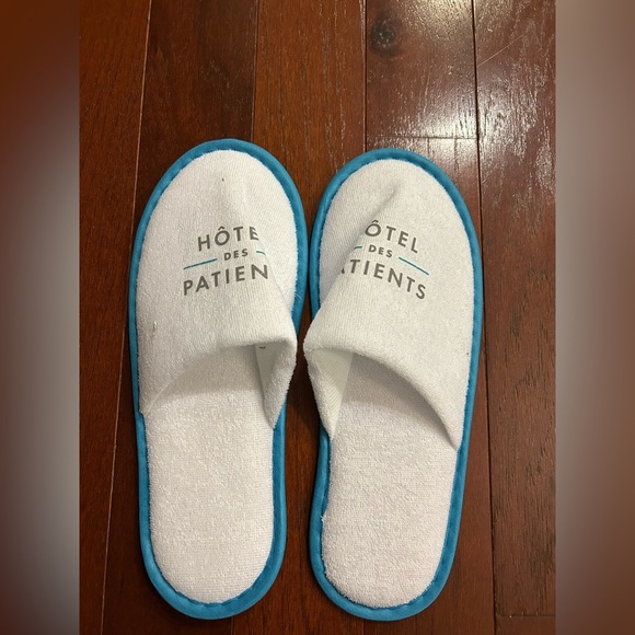 4 pairs new hotel spa Disposable Slippers Closed Toe
White Non-Slip Travel - Picture 4 of 8